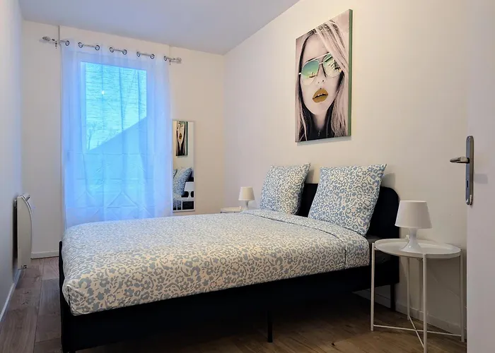 Le Vauban - 2 Chambres, Salon, Cuisine Equipee, Parking Et Wifi Gratuit דירה